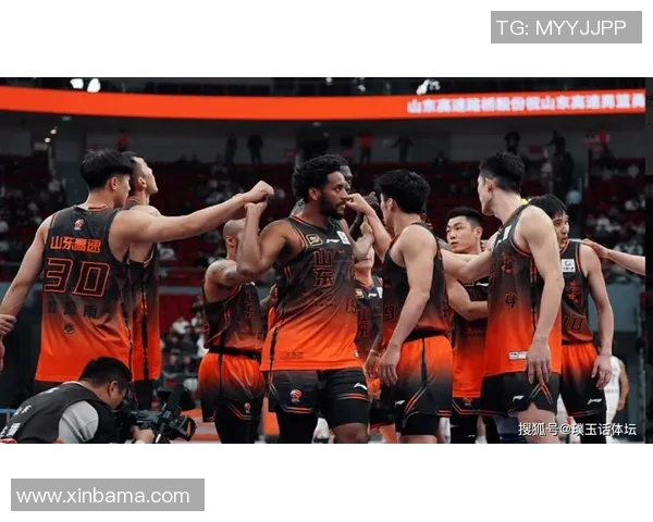 CBA季后赛青岛对阵山西精彩对决展现篮球魅力与团队精神